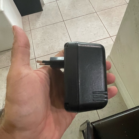 voltage converter 230v in / 110 volt out 
45 watt load - Picture 2 of 5